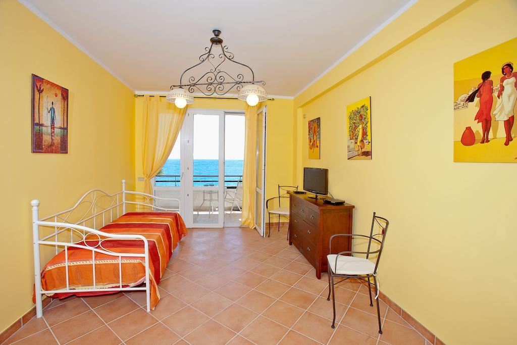 Polifemo Apartment Letojanni Ruang foto