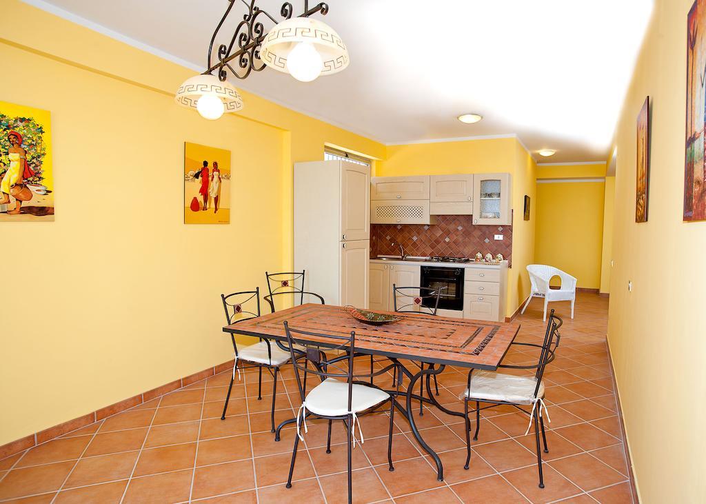 Polifemo Apartment Letojanni Bagian luar foto