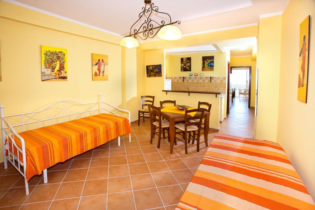 Polifemo Apartment Letojanni Bagian luar foto