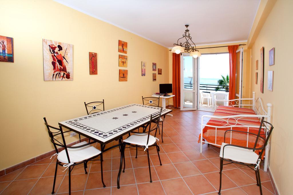 Polifemo Apartment Letojanni Ruang foto
